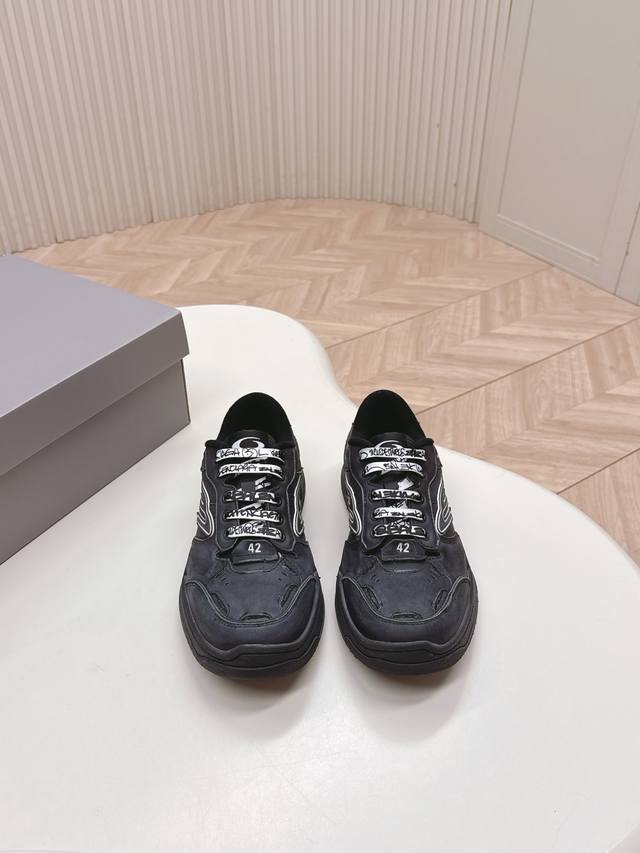 出 男女同款 巴黎世家Balenciaga Winter25秋冬Hamp Tons运动鞋。创意鬼才Deanna掌舵下Winter25系列重塑时尚定义、以经典鞋履