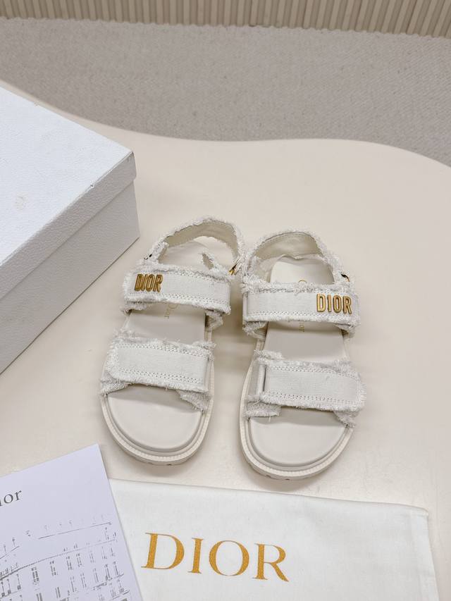 Dior经典款凉鞋 这款混种羊皮 Dioract 凉鞋款式时尚。搭配贴合脚型的内底，采用格外轻盈、舒适的皮革制作。鞋面饰带采用魔术贴开合，搭配金色饰面金属“Di