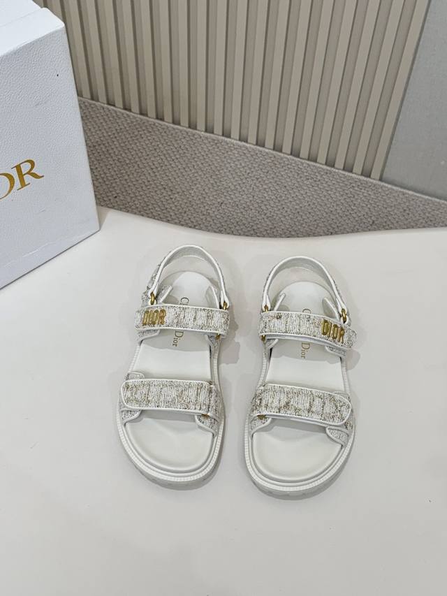 高端电绣款 白绒金丝线 Dior 最新款凉鞋 这款混种羊皮 Dioract 凉鞋款式时尚。搭配贴合脚型的内底，采用格外轻盈、舒适的皮革制作。鞋面饰带采用魔术贴开