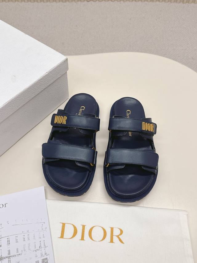 热卖价 深蓝 Dior经典款凉鞋 这款混种羊皮 Dioract 凉鞋款式时尚。搭配贴合脚型的内底，采用格外轻盈、舒适的皮革制作。鞋面饰带采用魔术贴开合，搭配金色