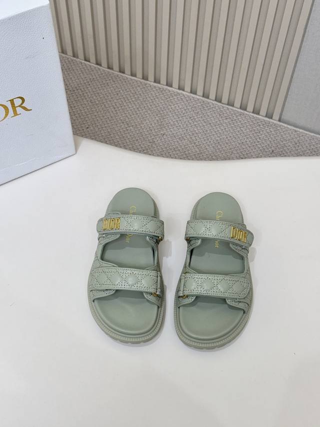 热卖价 浅绿电绣Dior经典款凉鞋 这款混种羊皮 Dioract 凉鞋款式时尚。搭配贴合脚型的内底，采用格外轻盈、舒适的皮革制作。鞋面饰带采用魔术贴开合，搭配金
