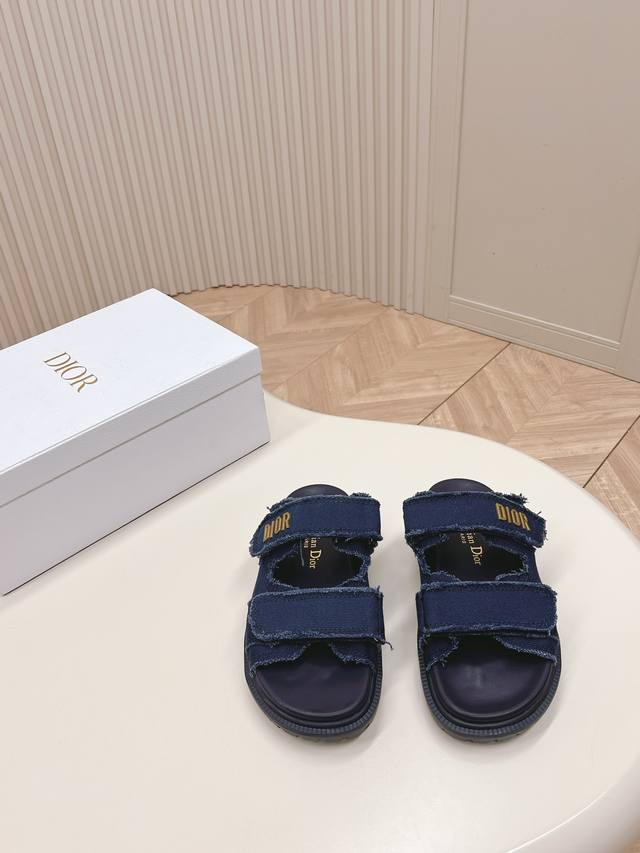 出 经典升级加 新色系最新布面 Dior迪奥 经典魔术贴凉鞋拖鞋系列 原版复刻 高版本 超耐看超百搭款 上脚非常舒适 显瘦又显白 鞋面原版布面，原版D五金扣 ，