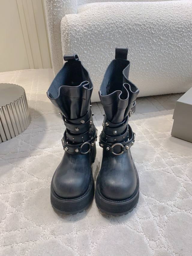 矮靴 12寸 15寸590 Balenciag*新款做旧机车靴毒液马丁靴升级版时尚宠儿又添一员大将！一出场就气场全开！独特的翻折设计，搭配搭配个性金属扣带，打破