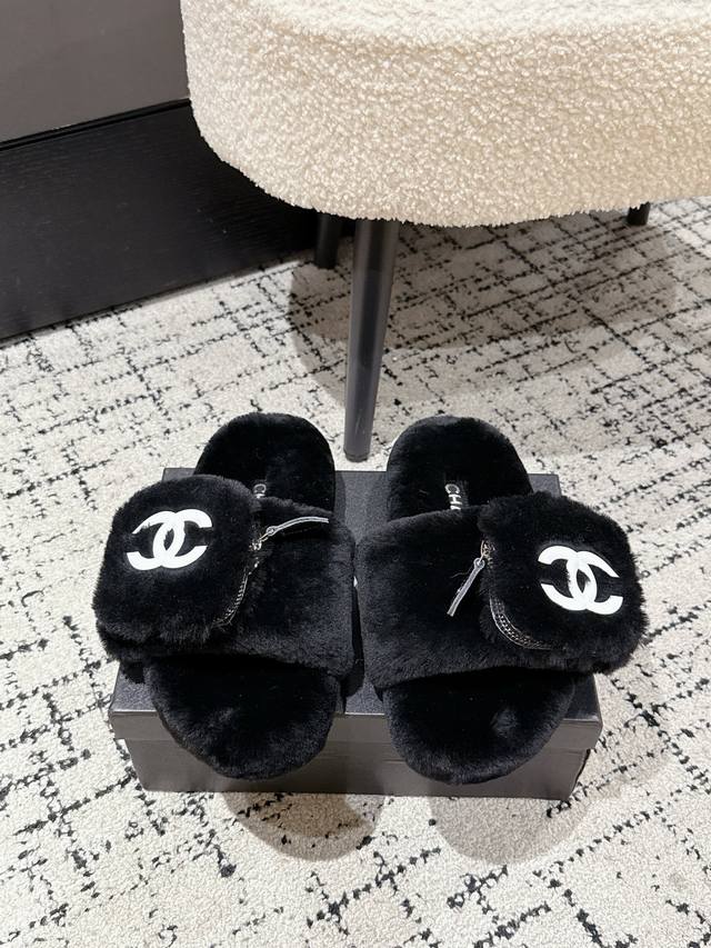 小香双C魔术贴毛拖人手必入的秋冬跑量单品经典的版型设计+魔术贴可调节松紧 贴合脚部 更加舒适不挑脚型！上脚特别好看哦，闭眼入！采用澳洲进口羊毛原版开模橡胶大底耐