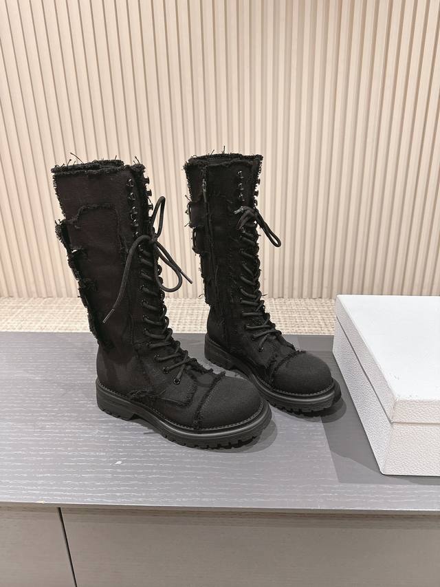 顶级经典靴，秋冬全新系列D-Major系列马丁靴靴筒饰有“Christian Dior”标志踝部以科技面料饰带环绕，搭配黄铜饰环原版进口牛仔布材质面料羊皮内里