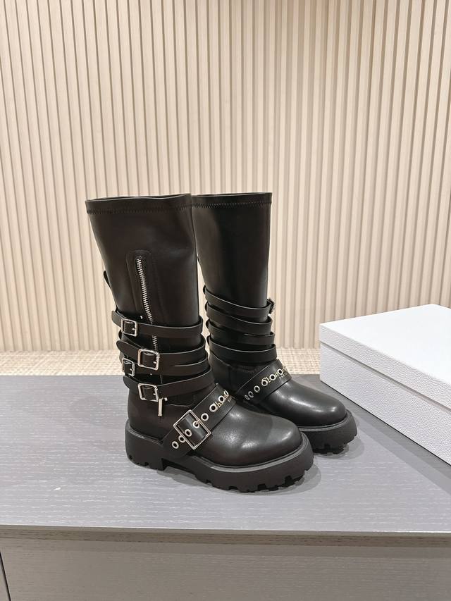顶级经典靴，秋冬全新系列D-Major系列马丁靴靴筒饰有“Christian Dior”标志踝部以科技面料饰带环绕，搭配黄铜饰环原版进口牛皮材质面料羊皮内里 舒