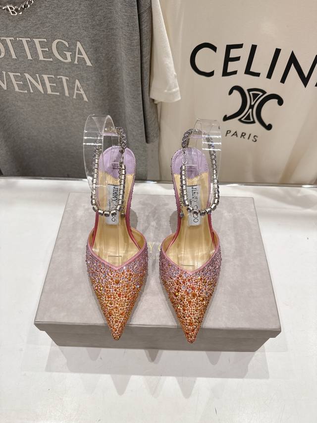 高版本出厂 Jimmy Choo*｜Jc 吉米周2025Ss夏季新款烫钻高跟凉鞋原版套楦，完美的线条，简约大气上脚显气质粗跟舒适百搭，还能拉长双腿显高显瘦显腿长