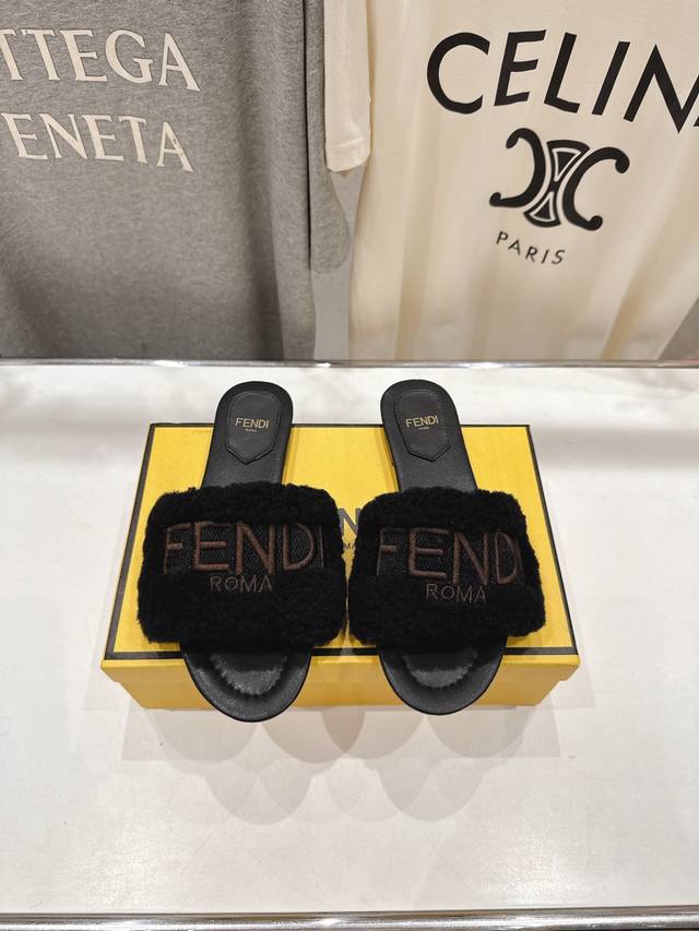 高版本出厂 Fendi 芬迪2025Ss秋冬新款居家平底毛毛拖鞋，真是好玩好看好萌哒原版复刻精致电绣鞋面。进口顶级羊羔毛材料，蓬松柔软，不易变形。区别于市场次级
