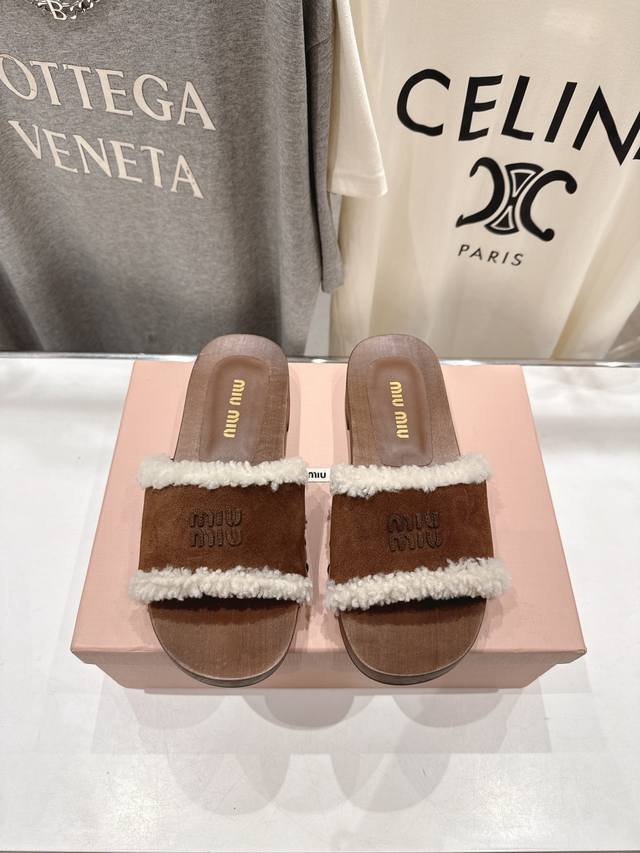 高版本出厂 Miumiu 缪缪2025Ss秋冬最新火爆款勃肯穆勒厚底毛毛拖鞋 居家保暖时尚于一体原版倒模楦型，极致1:1形体面料：进口牛反绒里料：进口羊卷毛大底