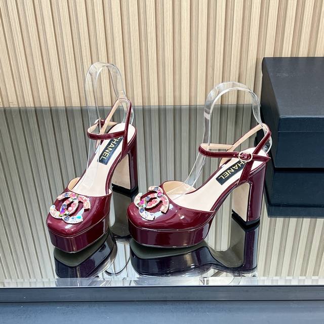厂价 高品质！Chanel香奈儿小香风夜店彩钻粗跟高跟防水台后带简约凉鞋高跟鞋这款真的是矮个子美眉的福音既复古又时髦而且很还百搭 搭配各种袜子穿都好看 秒变大长