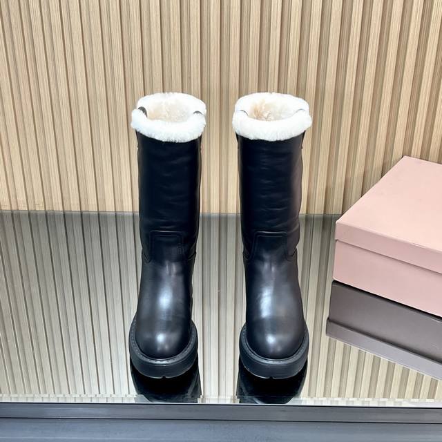 高版本 缪缪Miumiug长筒靴保暖靴雪地靴秋冬新款朋克风羊毛机车靴全球限量款闭眼可入，年度可以封神的战靴朋克风满满，上脚绝绝子既能当甜妹又能扮拽酷越看越上头原