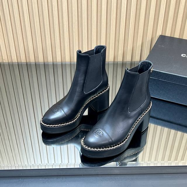 高版本 Chanel小香链条粗跟高跟短靴、马丁靴Chanel2025新款短靴真的是看不腻，简单大方，拥有香家优雅名媛气质，超级耐看，越穿越香的香奈儿，笔芯力荐好