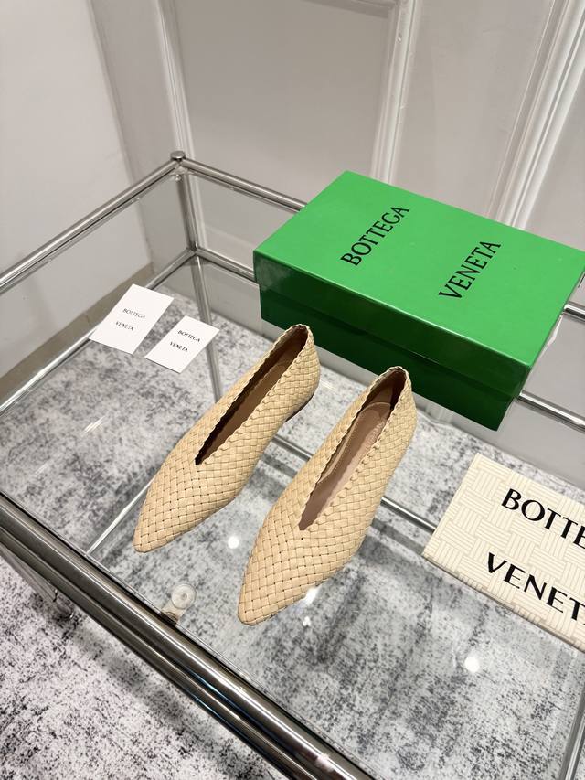 顶级版本： Bv2025新系列 女士 Sofia 单鞋 小尖头 通勤必备 优雅材质运用在鞋履上知性优雅干练 满满的高级感设计美美哒～～ 面料小羊皮 以及定型科技