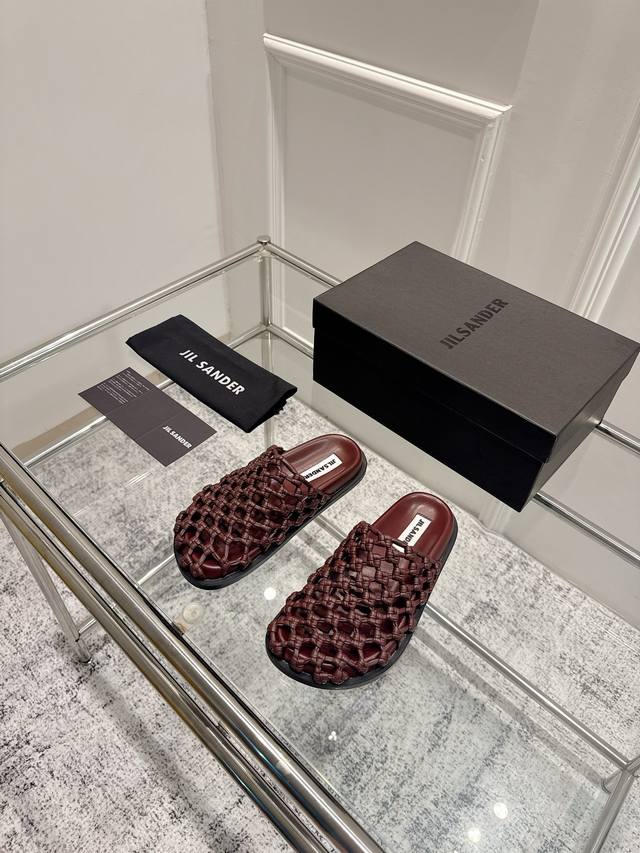 顶级版本： Jil Sander 吉尔桑达 25新款渔网编织绳结镂空拖鞋非常新颖的设计，让人眼前一亮！夏日氛围感渲染十足！鞋面采用超级软且坚韧的皮革编织而成，采