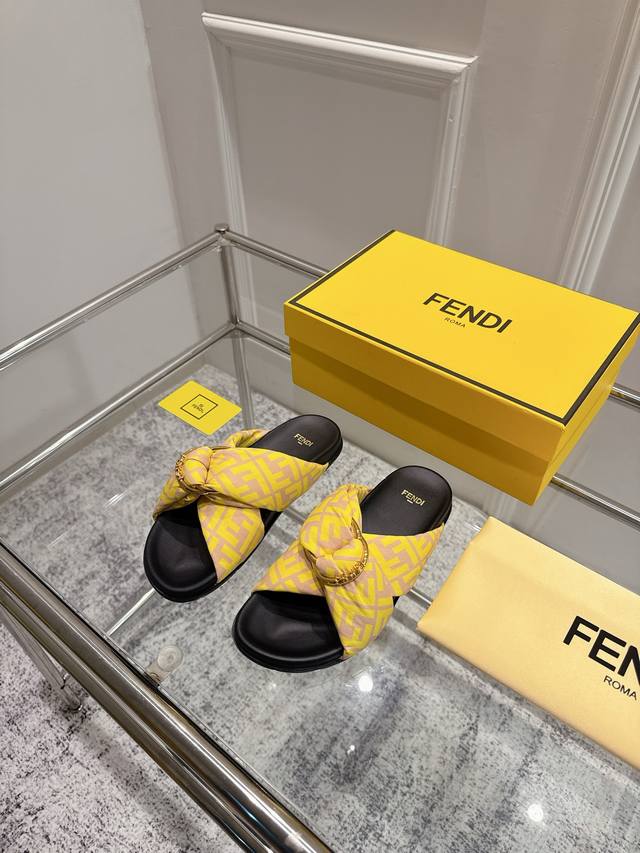 顶级版本： Fendi* 芬迪 2025Ss 夏季新品Ff交叉带拖鞋 上街穿搭的不二之选 专柜买断货的爆款经典老花设计，搭配Ff Baguette装饰性搭扣，绚