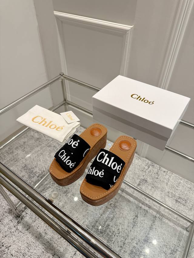 顶级品质： Chloe Ss25 New Arrival～克洛伊2025春夏新品｜坡跟拖织带鞋面电绣Logo图案，非常有视觉冲击力大地色系的鞋底，非常的舒适 百