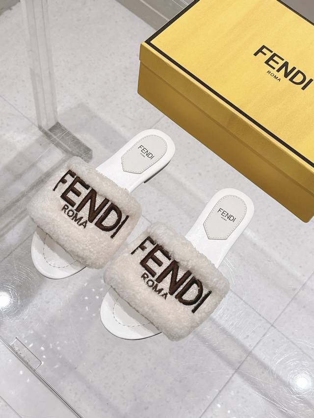 顶级版本： Fendi 芬迪2025Ss秋冬新款居家平底毛毛拖鞋，真是好玩好看好萌哒原版复刻精致电绣鞋面。进口顶级羊羔毛材料，蓬松柔软，不易变形。区别于市场次级