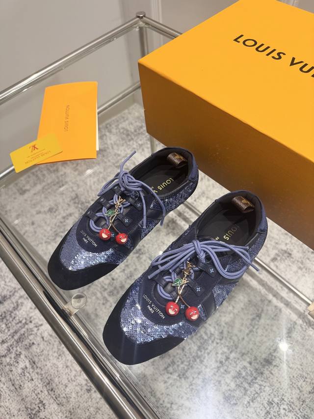 顶级版本：情侣款 ，加扣饰 Lv路易威登 L家 驴牌 最新Sneakerina系列 情侣款 芭蕾运动鞋 德训鞋 休闲 平底鞋 球鞋原版购入开发 做货 这款Lv