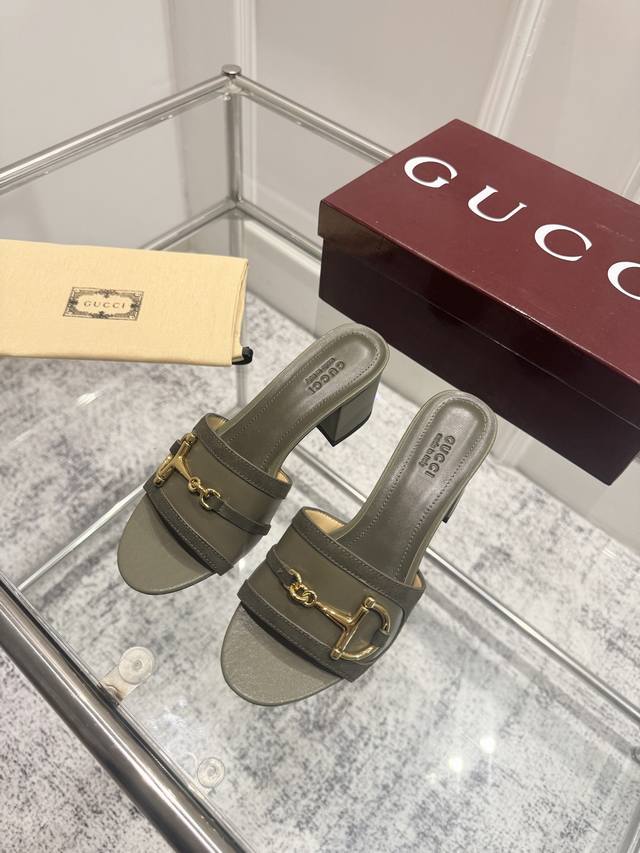 Gucci古*驰2025春夏最新爆款拖凉鞋系列 圆头 最新链条扣原单品质 原汁原味的欧式风格，上脚非常完美穿搭上配此鞋，优雅大方，晶莹剔透，无论种各配件材质，都