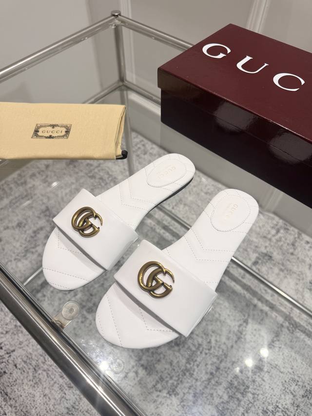 Gucci古*驰2025春夏最新爆款拖凉鞋系列 圆头 最新链条扣原单品质 原汁原味的欧式风格，上脚非常完美穿搭上配此鞋，优雅大方，晶莹剔透，无论种各配件材质，都