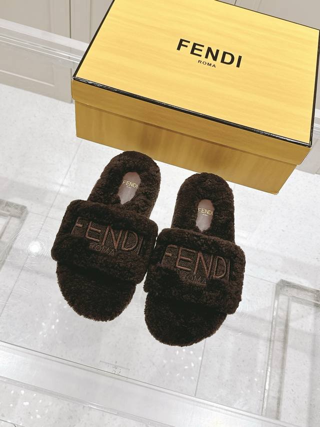 顶级版本： Fendi 芬迪毛拖走秀主推系列，新品上线，芬具桌脚设计灵感改创于今年秀场的主推系列鞋履 当季新品拖鞋，众所周知，鞋子永远设计为高级感满满的，高端大
