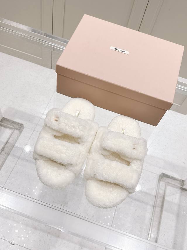 顶级版本： Miumiu*缪缪厚底2025年新款英伦风羊毛毛鞋乐棉鞋怎么穿都好看今夏时髦精最爱看起来不怎么舒服 上脚超级舒服面料：羊毛内里：牛皮大底：原版鞋底码