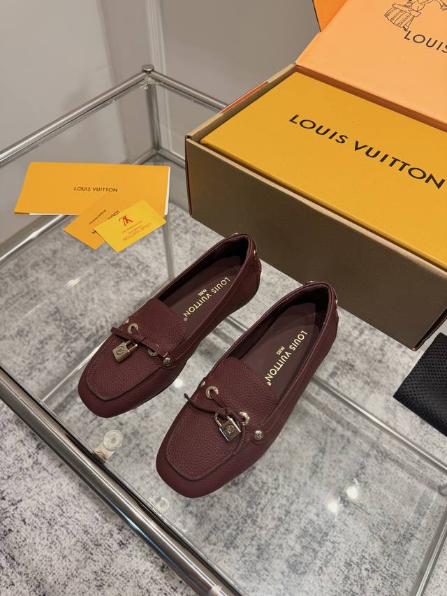 代购级 Louis Vuitton 25Ss 平底乐福鞋 豆豆鞋，采用优质牛皮 轻盈舒适的莫卡辛结构搭配手缝鞋面点缀Lv Cicle标识和铭纹鞋带端头。饰蝴蝶