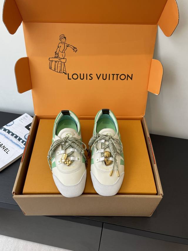 顶级版本 女款 男款 Louis Vuitton路易威登驴牌春夏Sneakerina系列 芭蕾运动鞋 德训鞋 情侣款 Sneakerina 芭蕾风运动鞋以丝滑绒