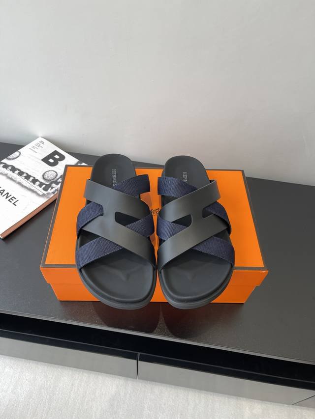 Hermes 爱马仕 Chypre情侣夏季凉鞋 脚感巨舒服的 不管搭裙子 裤子 还是袜子 还是休闲裤都巨巨好看 老舅鞋这个风又要引领时尚界了 流行就是一个轮回