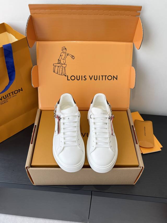 Louis Vuitton路易威登25Ss新款 老花链条板鞋 情侣款小白鞋 超多网红时尚博主种草 简约的鞋型格板设计 品牌Logo压花 五金扣 老花拼接 鞋舌的