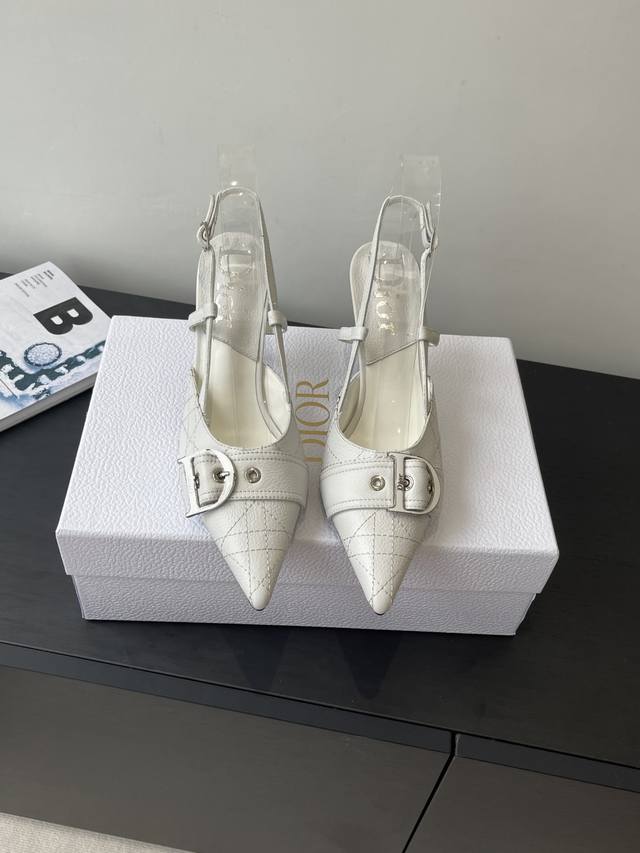 Dior 迪奥 25早春新款 明星同款Cd字母Logo高跟凉鞋 穿着非常舒适 中古鞋头垫绣高跟鞋 市面顶级高端版本 鞋面采用进口压纹混种羊皮水染羊皮内里 垫脚意