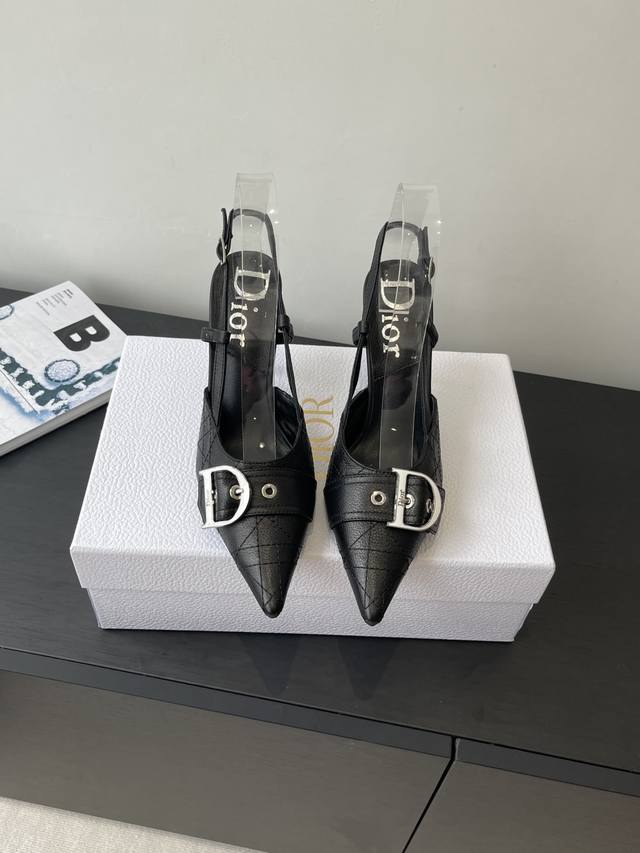 Dior 迪奥 25早春新款 明星同款Cd字母Logo高跟凉鞋 穿着非常舒适 中古鞋头垫绣高跟鞋 市面顶级高端版本 鞋面采用进口压纹混种羊皮水染羊皮内里 垫脚意
