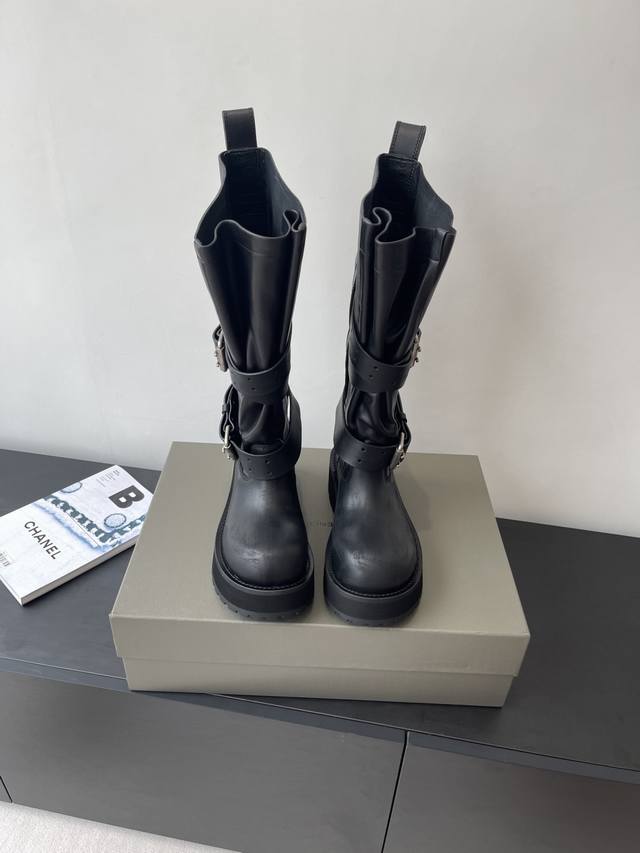 Balenciga巴黎世家 25Fw毒液Venom中筒靴 高筒靴 厚底长靴暗黑机能风 出门炸街气场爆表液靴的设计极具辨识度 利落的线条搭配金属扣饰 每一处细节都