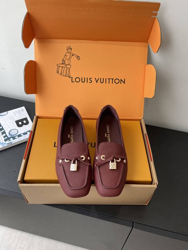 Louis Vuiton 路易威登 25Ss新款 Flore乐福鞋 Flore 乐福鞋拥有粒面牛皮革的闲雅风尚，以柔韧橡胶垫外底升级轻盈舒适体验 鞋面的Mono