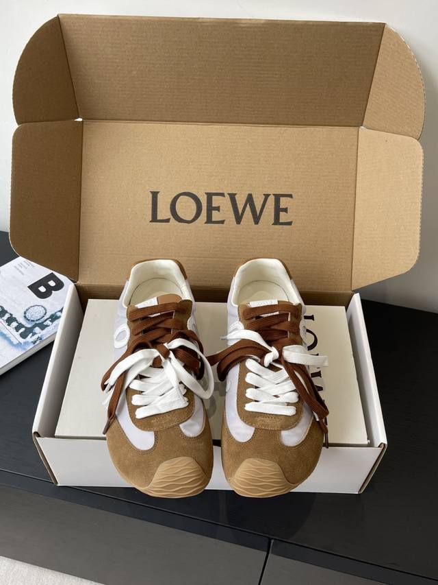 顶级版本 Loewe 罗意威 25Ss最新走秀款 Ballet Runner 2.0情侣款 芭蕾 休闲 运动鞋 德训鞋 尼龙和牛皮革运动鞋 不对称鞋头设计、袜状