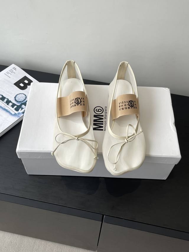 Maison Margiela Mm6马吉拉 专柜同步最新 网面单鞋 大热时尚风 弹力织带私印系列 Maison Margiela的实验性从功能主义的解构美学出