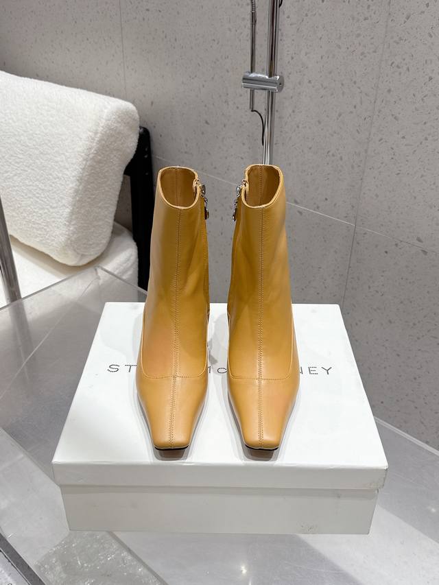 Stella Mccartney 新款 25Ss极简皮质感短靴极简主义炒鸡柔软舒适矮跟鞋时髦绝对不能错过的必入款，没有如何繁杂装饰质感极好的Vintage感，纯