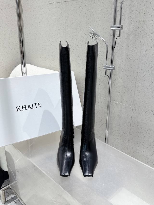 顶级品质 Khaite 25Ss 新款方头长靴 简约百搭款！Khaite靴是我今年买的最好的一双靴子，穿上立马可见的瘦，对这种脚型好看的靴子无法自拔~脚踝的褶皱