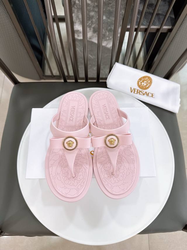 Size:36-42 单码单模 独家Versace范思哲 夏季经典人字拖，专柜色，都是超级显白材质：原版Tpu材质，不是Pvc五金：原版开模具磨漆工艺 和原版一