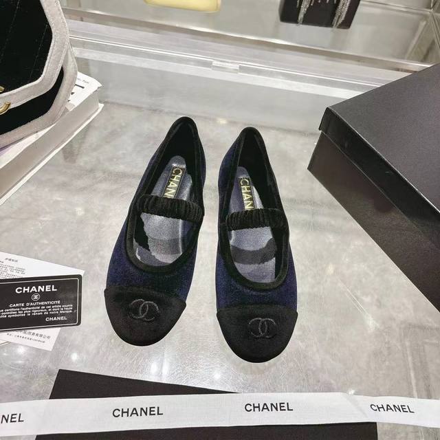 出厂 顶级版本 Chanel小香 25Ss 玛丽珍真丝丝绒小单鞋 春夏秋百搭款，鞋头电绣双C Logo点缀。上脚包裹性非常好，上脚显瘦，款式新颖时尚，工艺完美呈