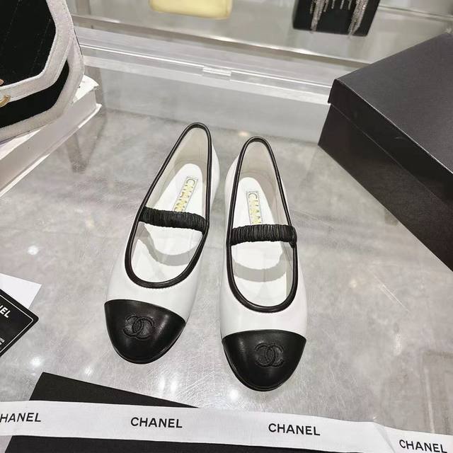 出厂 顶级版本 Chanel小香 25Ss 玛丽珍真丝丝绒小单鞋 春夏秋百搭款，鞋头电绣双C Logo点缀。上脚包裹性非常好，上脚显瘦，款式新颖时尚，工艺完美呈
