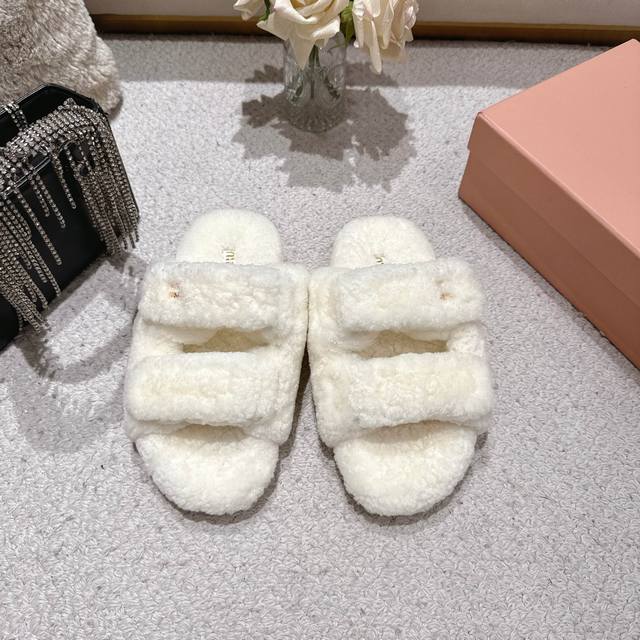 出厂 顶级版本 Miumiu缪缪秋冬走秀款懒人毛托简约设计，打造佛系甜美的休闲风~~上脚气场十足随意搭配，长裙，短裙，短裤，面料进口羊羔毛，原版开模大底Size