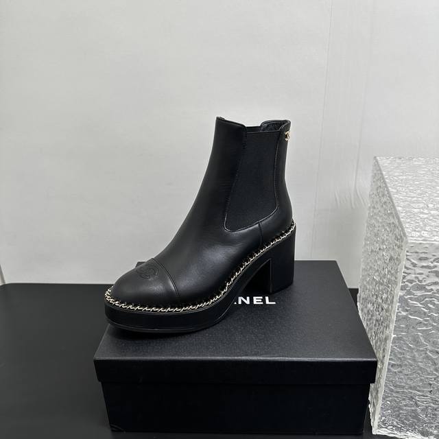 Chanel香奈儿小香25A秋冬新品拼色链条双C切尔西粗跟短靴这双切尔西短靴简直是时尚圈的“梦中情靴”！独特的拼色设计 大胆融合经典配色或撞色组合标志性的双C