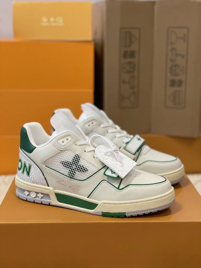 顶级版本 情侣款上线Lv Trainer 运动鞋于路易威登 款号1A98Ux, 年- 年秋冬秀场焕现全新魅力。小牛皮融入缤纷细节，魔术贴鞋带和侧面的 Monog