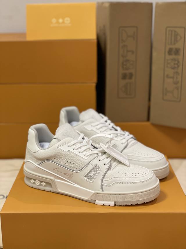 顶级版本 情侣款上线Virgil Abloh 向篮球鞋设计汲取灵感，推出标志性 Lv Trainer 运动鞋款号Fd0261，经典的花纹富含着整体的特性，此次取