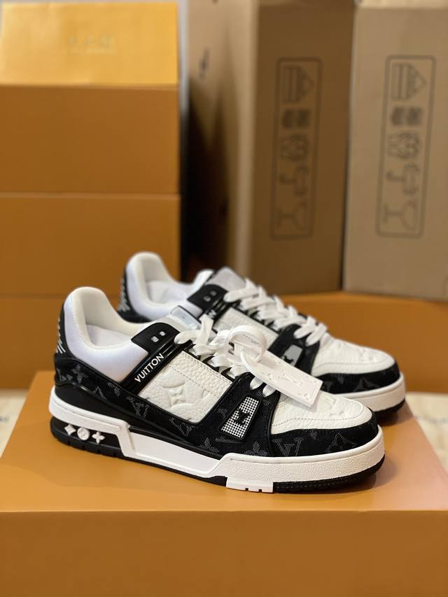 顶级版本 情侣款上线路易威登男装全新配色Lv Trainer 运动鞋款号1A8Fn8，新款发布会预定，荔枝纹皮拼黑色水洗牛仔布料，重新演绎经典 Lv Train
