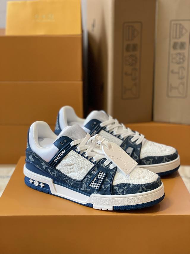 顶级版本 情侣款上线路易威登男装全新配色Lv Trainer 运动鞋款号1A8Fn8，新款发布会预定，荔枝纹皮拼蓝水洗牛仔布料，重新演绎经典 Lv Traine