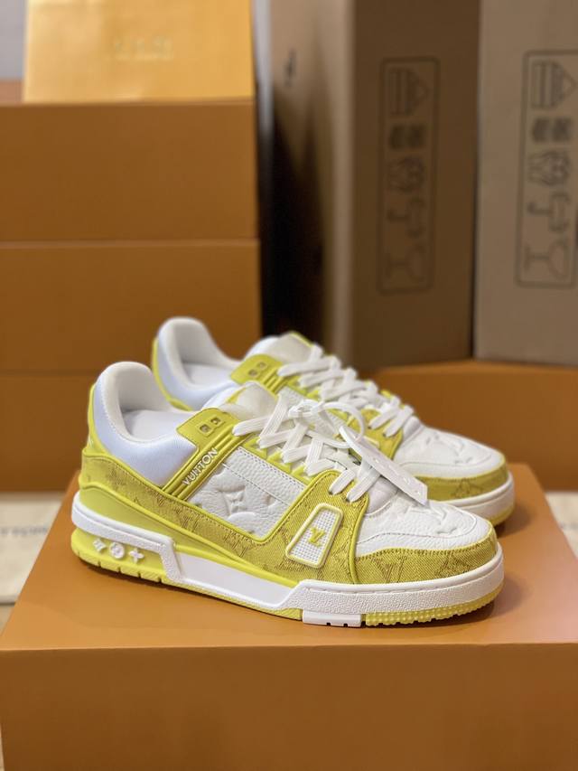 顶级版本 情侣款上线路易威登男装全新配色Lv Trainer 运动鞋款号1A8Fn8，新款发布会预定，荔枝纹皮拼黄色水洗牛仔布料，重新演绎经典 Lv Train