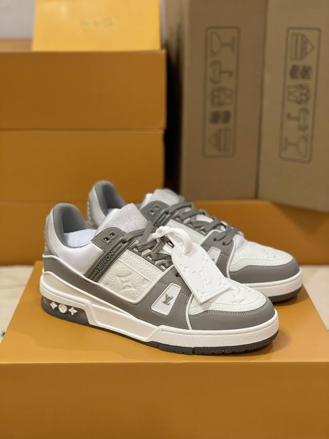 顶级版本 情侣款上线Virgil Abloh 向篮球鞋设计汲取灵感，款号1A8Kb8，推出标志性 Lv Trainer 运动鞋，经典的花纹富含着整体的特性，此次