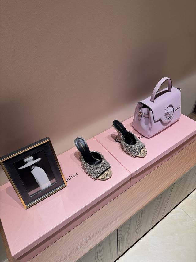 Dries Van Noten 25Ss 新款异形跟女鞋每一双都美的像艺术品上脚一定是非常瞩目的单品仙女们可以冲当代女性应该自己拥有的“水晶鞋”鞋面：漆皮，牛皮